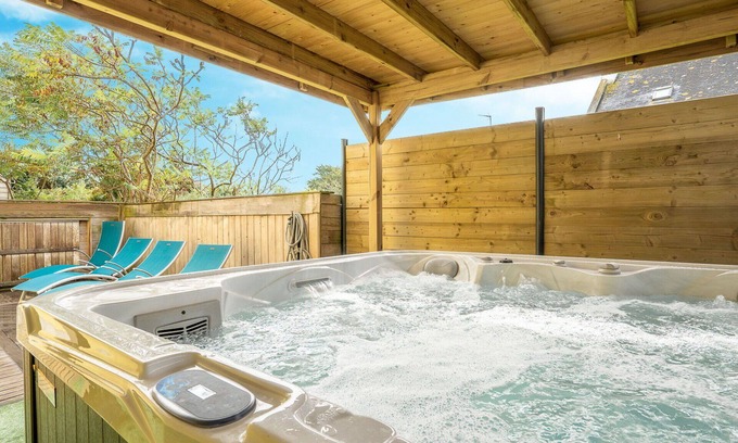 Porspoder House | Wonderful private villa for 10 guests with hot tub, WIFI, TV, terrace, pets allowed and parking