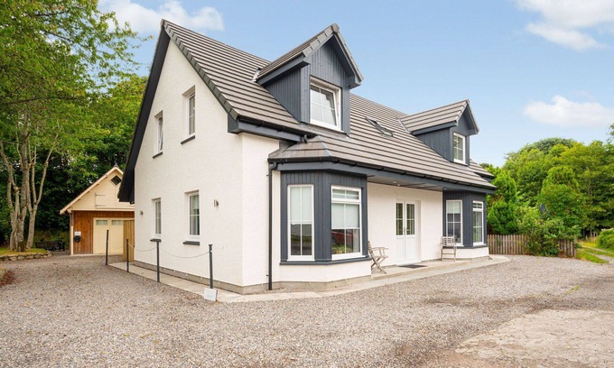 Drumnadrochit House | Wonderful private villa for 8 guests with WIFI, TV, patio, pets allowed and parking