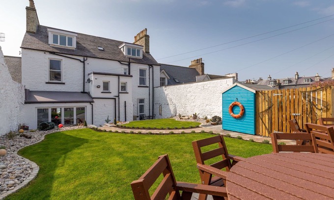 Portpatrick House | Wonderful private villa for 16 guests with WIFI, TV, patio and pets allowed