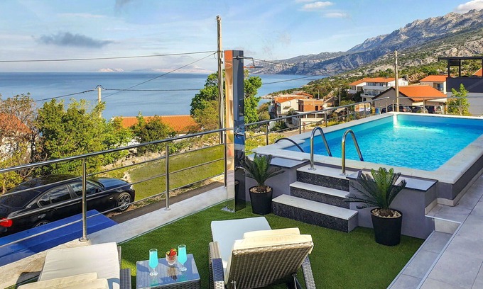 Prizna House | Wonderful private villa for 8 guests with WIFI, A/C, private pool, TV and terrace