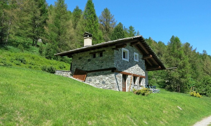 Sampeyre House | Wonderful private villa for 5 people with TV, patio and parking