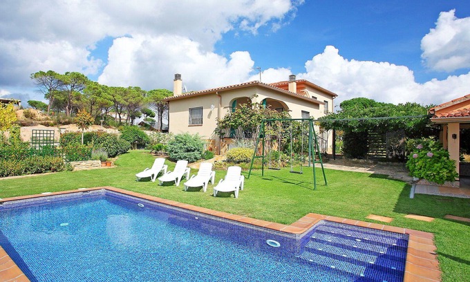 La Goba House | Wonderful private villa for 6 guests with private pool, WIFI, TV, patio, pets allowed and parking