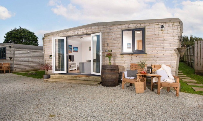 Helford Passage House | Wonderful private villa for 4 guests with hot tub, WIFI, TV, pets allowed and panoramic view