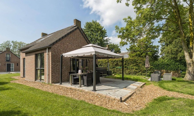 Ewijk House | Wonderful private villa for 6 guests with hot tub, WIFI, pool, TV, patio, pets allowed and parking