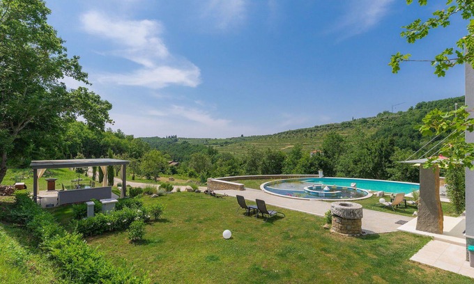 Momjan Villa | Wonderful private villa for 6 people with private pool, A/C, WIFI, terrace, pets allowed and par.