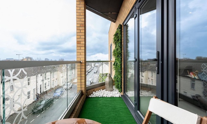 Gillingham Apartment | Wonderful Top-Floor Apartment