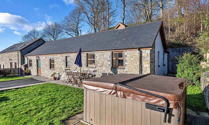 Glandyfi House | Wonderful villa for 6 people with WIFI, hot tub, TV, pets allowed and parking