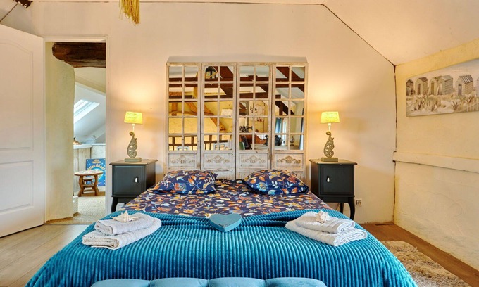 Surville House | Wonderful villa for 4 guests with WIFI, hot tub, TV, terrace and pets allowed