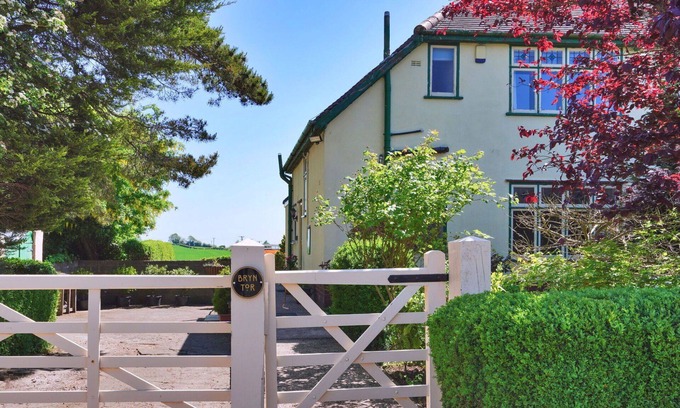 Ault Hucknall House | Wonderful villa for 5 people with WIFI, pets allowed and parking
