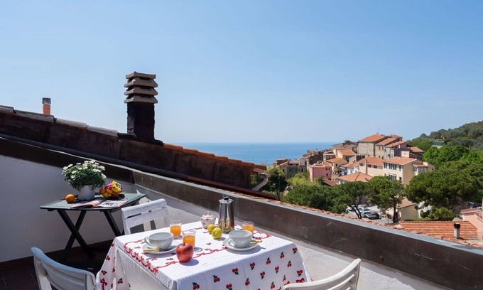 Cipressa House | Wonderful villa for 6 guests with TV, terrace, panoramic view and parking