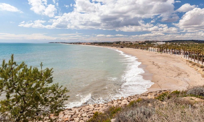 Creixell House | Wonderful villa for 8 guests with A/C, WIFI, TV, terrace and parking
