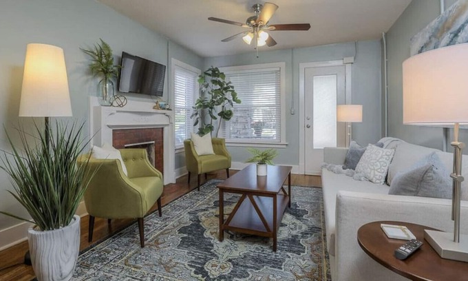 Central Hyde Park Apartment | Wonderful Whereabouts: 1bd/1ba