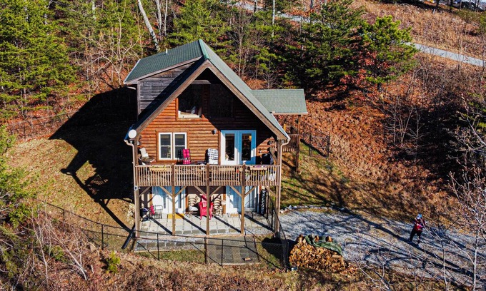Bostic Cabin | Wonderfully Cozy Mountainside Log Cabin