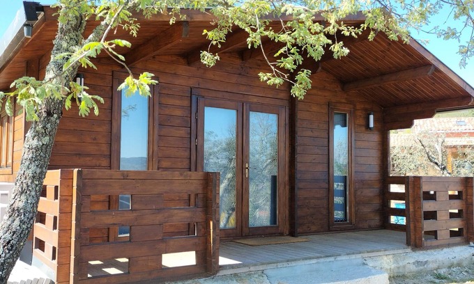 Gouveia Cottage | Wooden bungalow with outdoor Jacuzzi, Hiking trails.