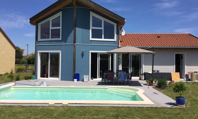 Perignat-sur-Allier House | Wooden house with swimming pool