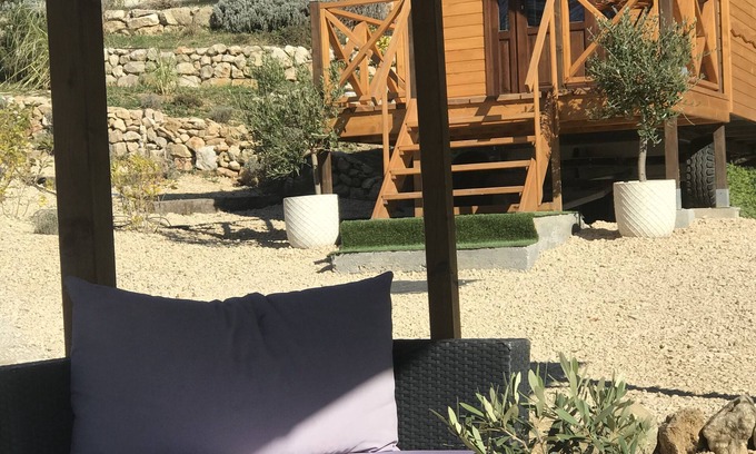 Le Bar-sur-Loup Cabin | Wooden trailer on the river