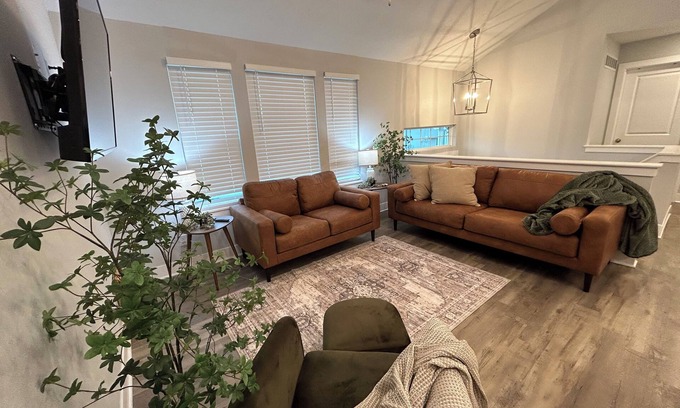 Grandview House | Woodland KC Retreat on Culdesac sleeps 10