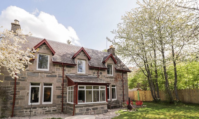 Newtonmore Cottage | WOODLANDS, family friendly, character holiday cottage in Newtonmore