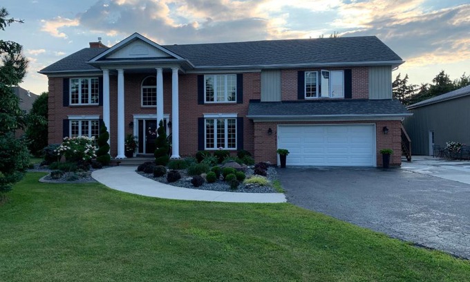 Lakeshore House | Woodslee Bed and Breakfast