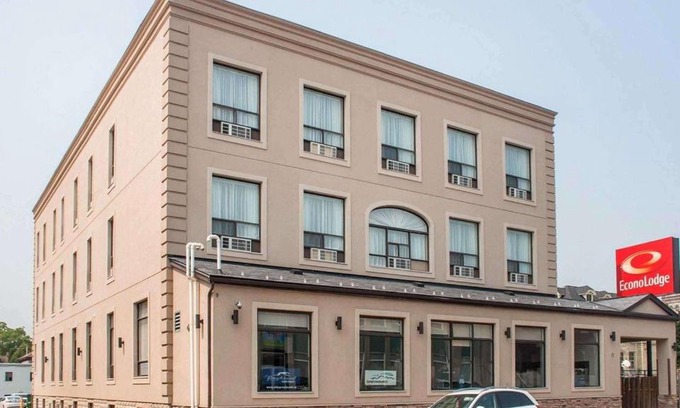 Woodstock Hotel | Woodstock Inn and Suites