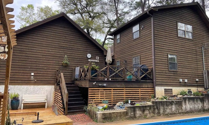 Tallahassee Apartment | Woodsy Loft near I-10