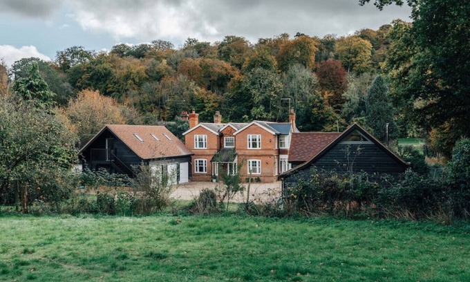 Henley House | Woodvale - Sleeps 10