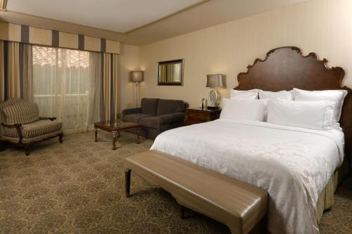 Aurora Hotel | Woolley's Classic Suites