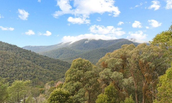 Merrijig House | Woollybutt - sitting high on Alpine Ridge featuring spectacular alpine views