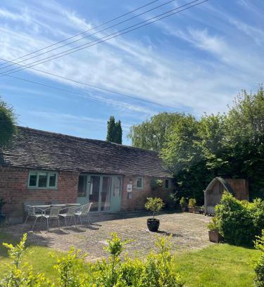 Broughton Hackett House | Worcester semi rural bungalow with off road parking