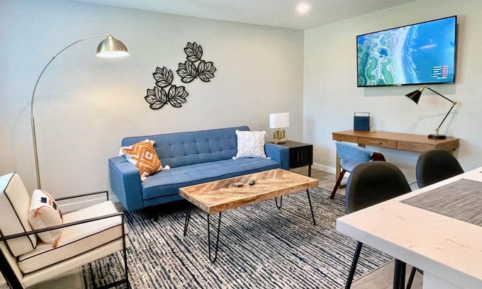 Walnut Creek Apartment | Work Here Walk+Shop+Dine Downtown King Bed Remodeled Kitchen Top Floor