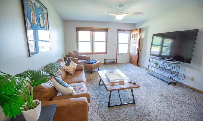 Ankeny House | Work & Relax - Modern & Comfy Oasis - Office - Pkg