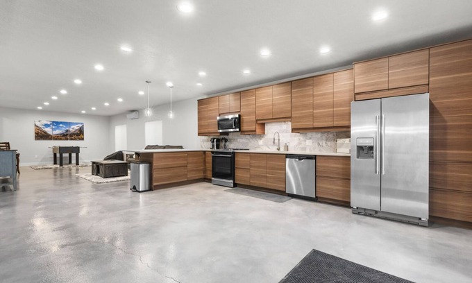 Draper House | Work remotely. Blazing fast WiFi, stocked kitchen, laundry. Great location.