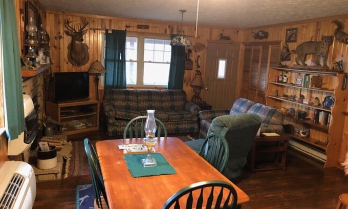 Glenhayes Cabin | Workman's Wildlife Haven, Secluded country setting vacation cabin