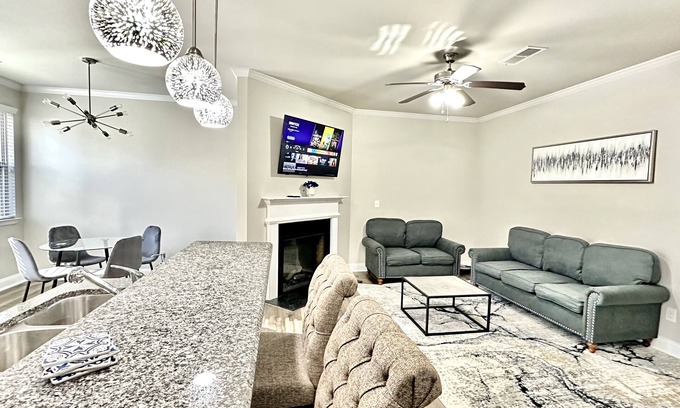 Decatur House | WorkPlay Vaca 2BR 3BA Sleeps 6 near Downtown