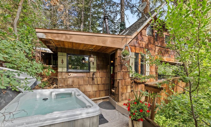 Missouri Heights Cabin | World Famous Rocky Mountain Treehouse | Hot Tub