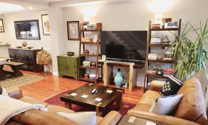 Petworth House | World Traveler`s Retreat-Parking & Outside Space!