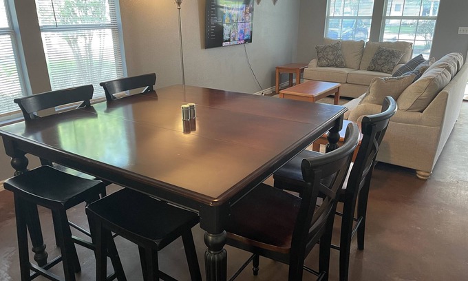 Stephenville House | Would you love to grill out at the Burger and Frey St House?