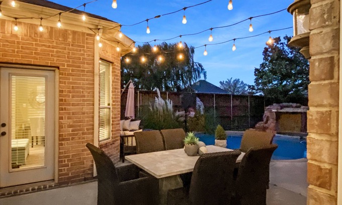 The Colony House | Wow! Gorgeous 4BR/3 BTH Home Professionally Designed, Pool & Hot Tub Sleeps 1-12