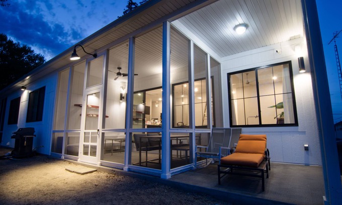 Monticello House | WOW-modern NEW house on Lake Shafer: Hot tub, beach, firepit, playground, games!