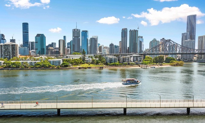 Kangaroo Point Apartment | Wow! ~ Skyline City, Water + Story Bridge Views
