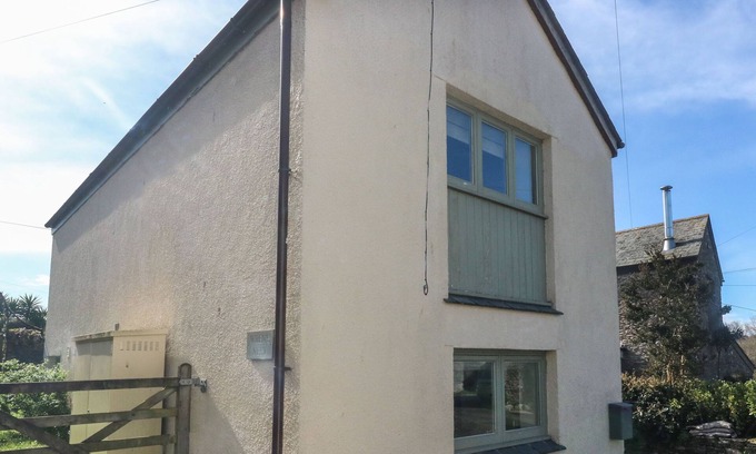 Slapton Cottage | WRENS NEST, pet friendly, with a garden in Slapton