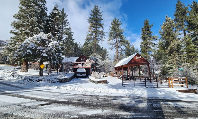 Wrightwood House | Wrightwood Haven: Your Perfect Retreat Awaits!