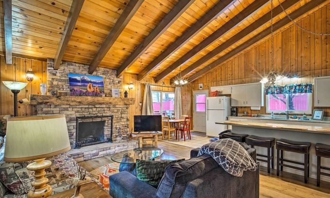Wrightwood House | Wrightwood Home with Fire Pit < 1 Mi to Downtown!