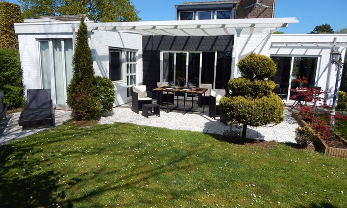Bruinisse House | Wunderschönes freistehendes Ferienhaus, an der See, Sauna, Strand & Yachthafen, WLAN