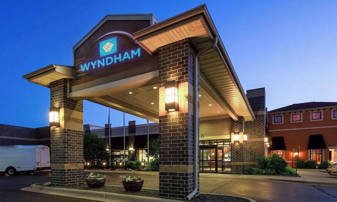 South Loop Hotel | Wyndham Bloomington - Mall of America