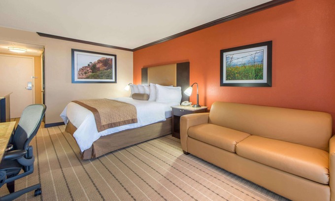 Wheatland Hotel | Wyndham Garden Oklahoma City Conference Ctr/Airpt/Bricktown