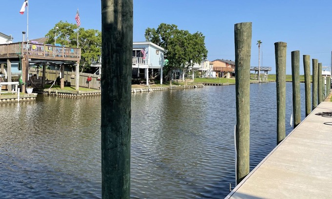 Freeport House | Xanadu/hidden paradise-beautiful 3story canal home-backyard fishing/crabbing