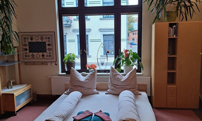 Schwerin Apartment | XXL vacation room with bathroom in an Art Nouveau villa for 1-4 people in the city center