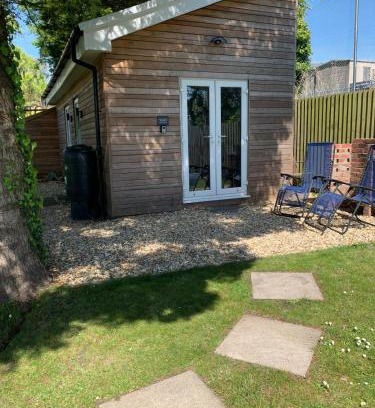 Llanelli Apartment | Y Caban-The Cabin-2 Guests-Private Parking-Fast WIFI