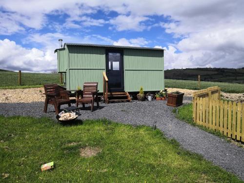 Caersws Ski Chalet | Y Cwtch